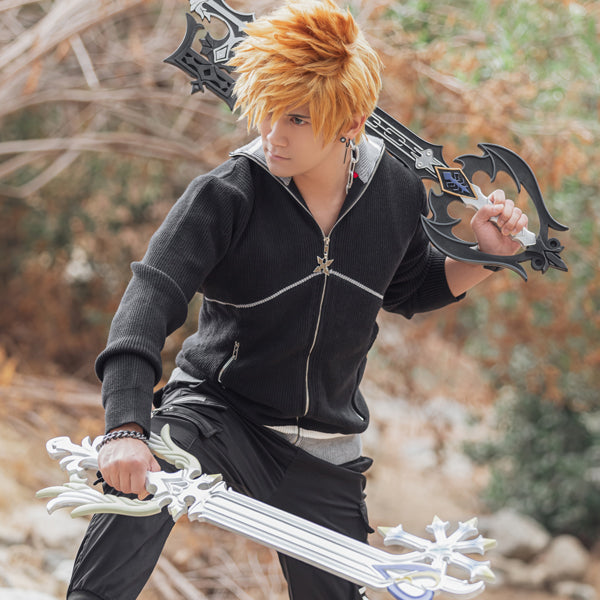 Roxas Cosplayer Dual Wielding Keyblades